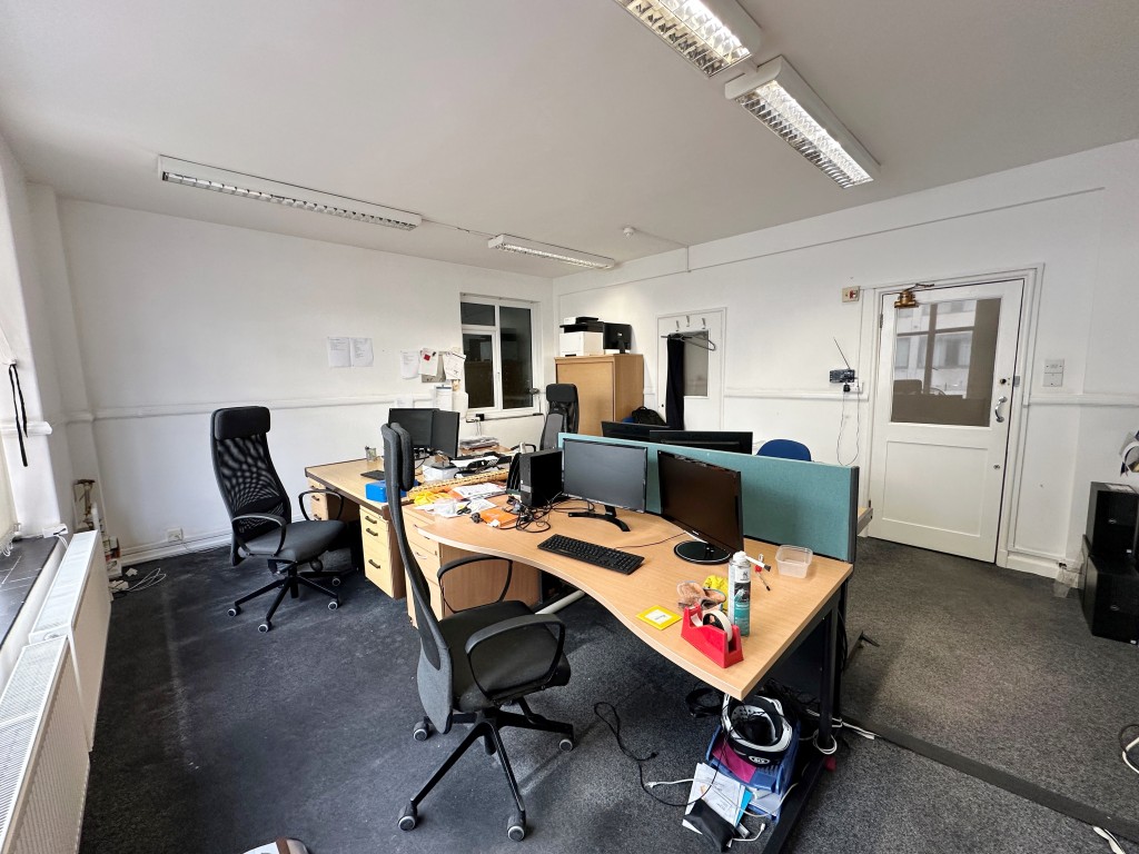 Lot: 90 - COMMERCIAL UNIT ARRANGED OVER FOUR FLOORS - Second floor office